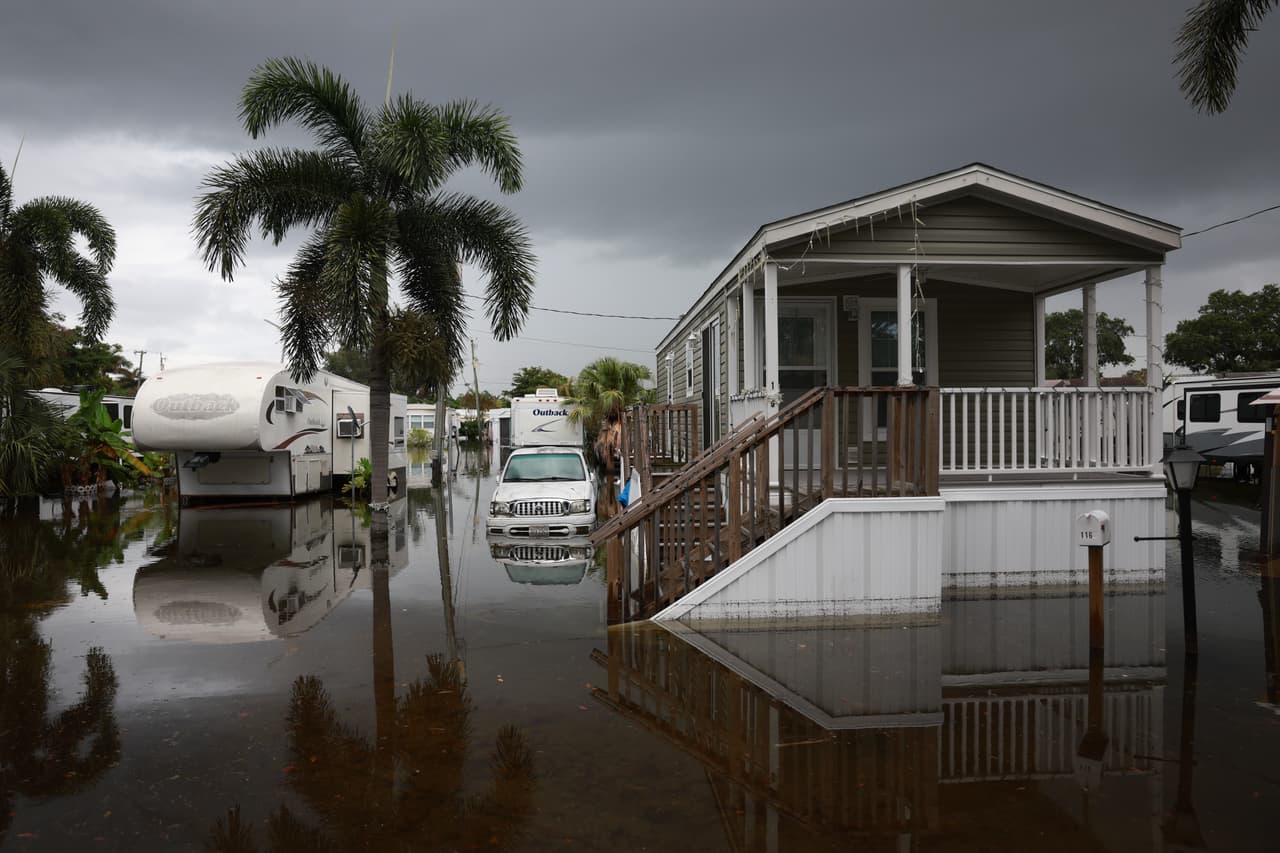 Una nueva banda de lluvias que se mueve lentamente sobre el sur de Florida podría empeorar este jueves la delicada situación que ya existe en el área, trayendo nuevas inundaciones.