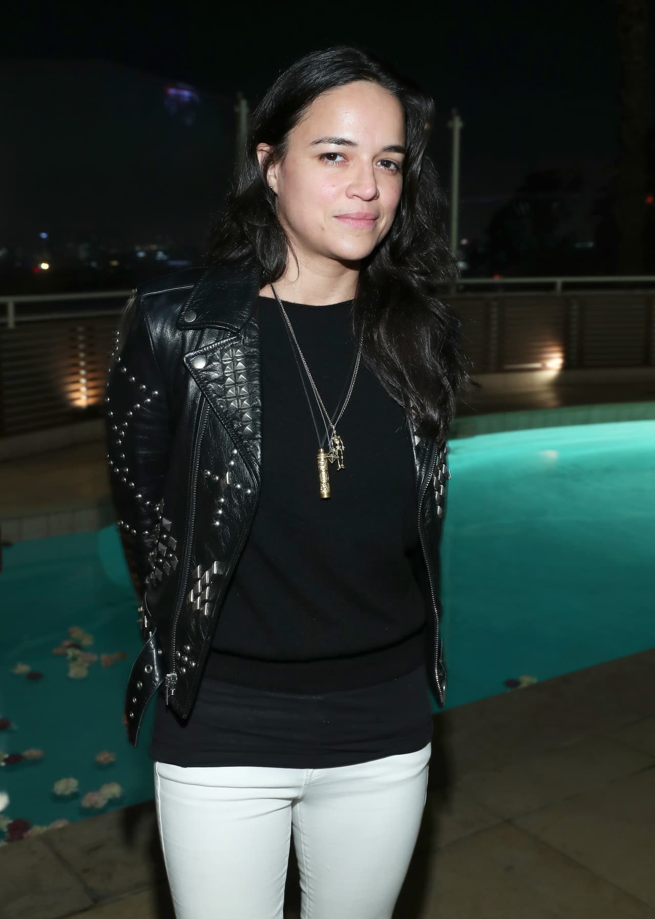 <b>Rodríguez</b> vivió en República Dominicana y Puerto Rico cuando sus padres se divorciaron hasta sus once años. Hoy en día dice que en Estados Unidos le dicen la latina, mientras que los dominicanos y boricuas la tratan de americana. 
<br>