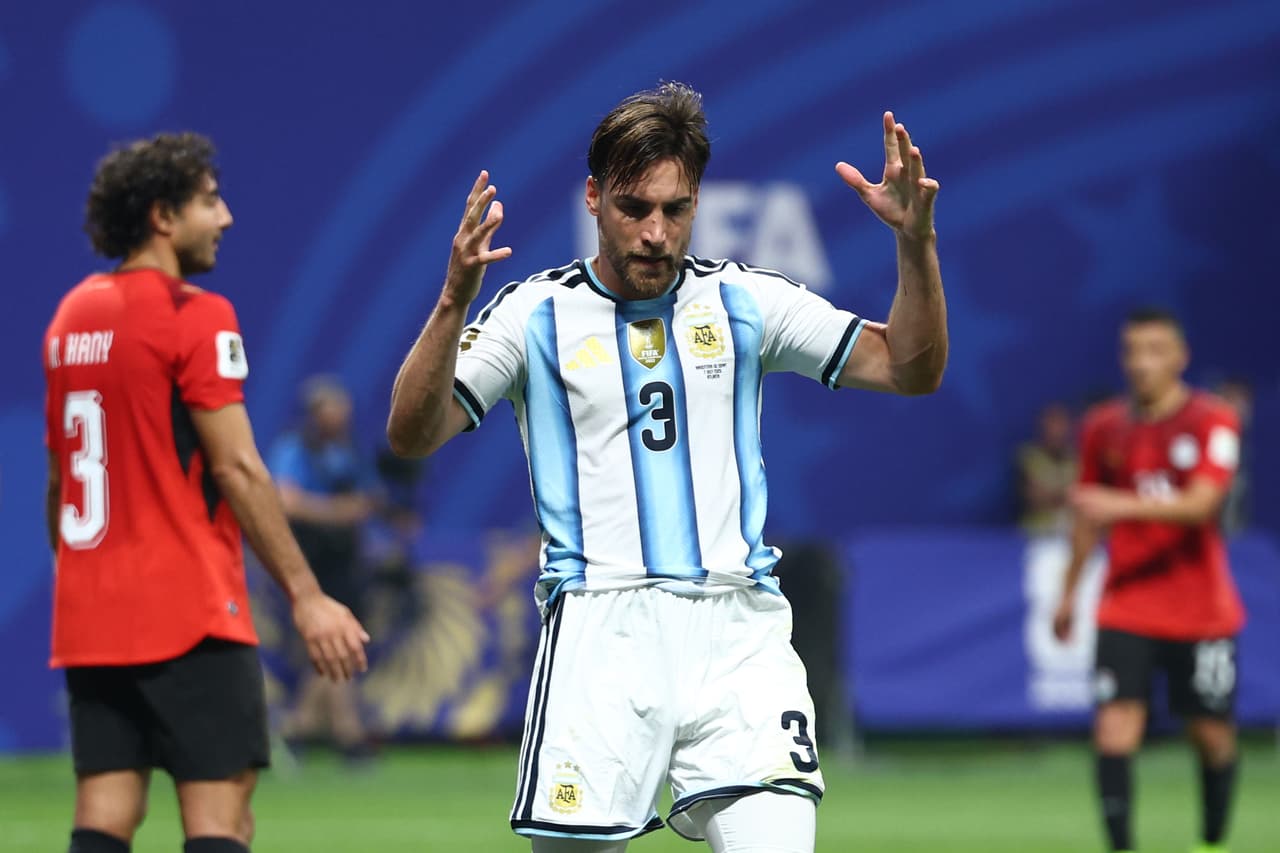 El argentino Nicolás Tagliafico reacciona durante el partido de octavos de final del Mundial entre Argentina y Egipto en Atlanta, el martes 7 de julio de 2026.