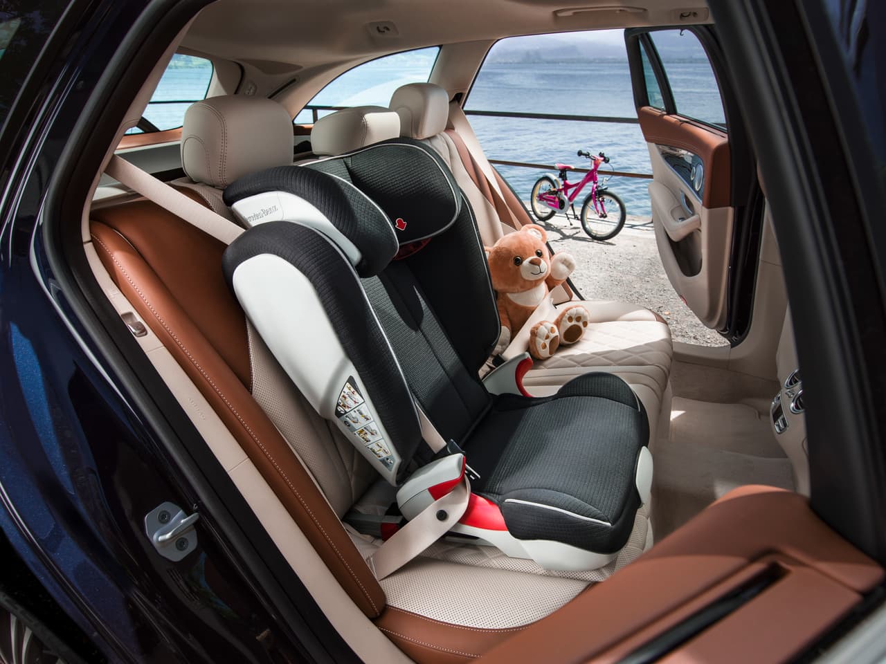 <b>Silla infantil</b> 
<b>Mercedes-Benz KidFix</b>
<br>Esta línea se encuentra disponible a partir de los 550 dólares. Como dato adicional, está fabricada en tela lavable y cuenta con un reposacabezas regulable de 11 niveles.