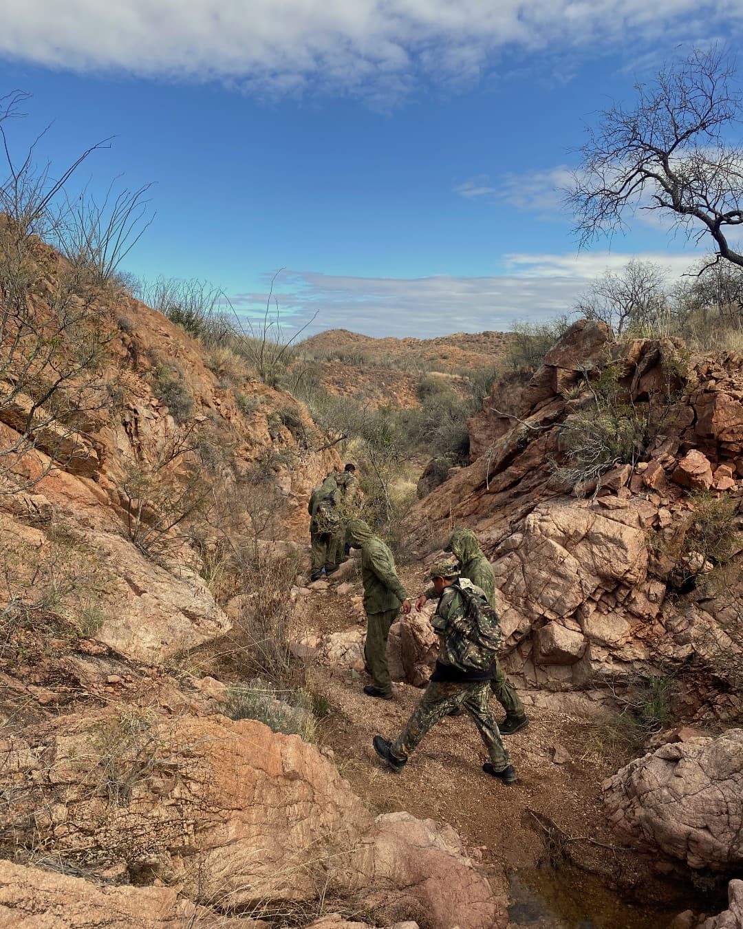 Este grupo de migrantes fue detenido recientemente en las montañas Tumacacori al oeste de la I-19.