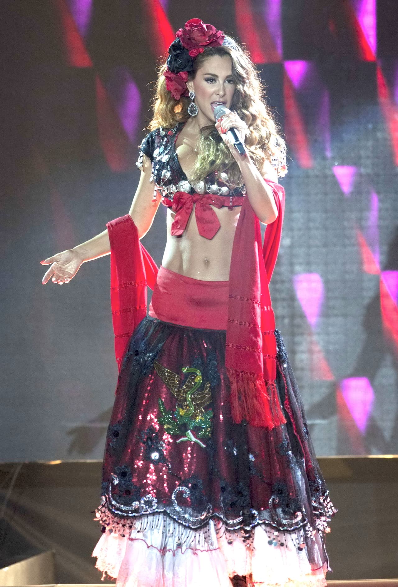 Ella lleva sus raíces muy arraigadas, ya que cada vez que puede porta con orgullo los colores de la bandera mexicana, así como flores y símbolos nacionales.