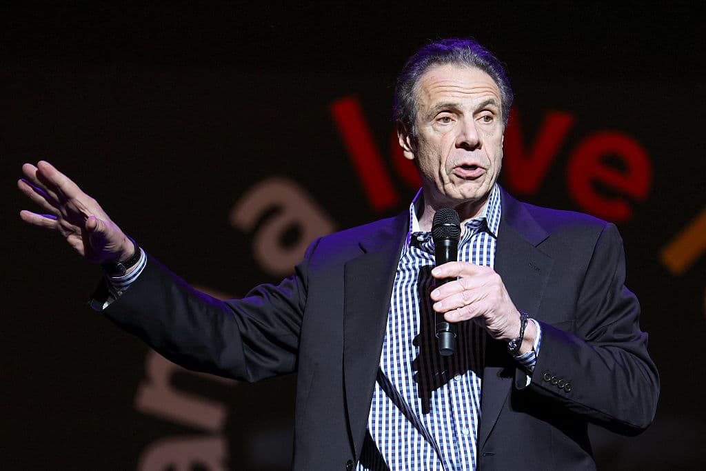 "Tenemos que
<b> combatir a esta administración</b>", manifestó desde el escenario el político neoyorquino. Evocando las palabras del libro bíblico de Timoteo, invitó a los feligreses a 
<b>"pelear la buena batalla"</b> para mantener el legado de Nueva York, que afirmó es "diferente" al que plantea dejar la actual administración.