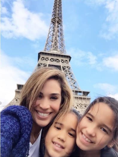 Karla y sus princesas, Antonella y Micaella, disfrutan de Paría y la emblemática Torre Eiffel.