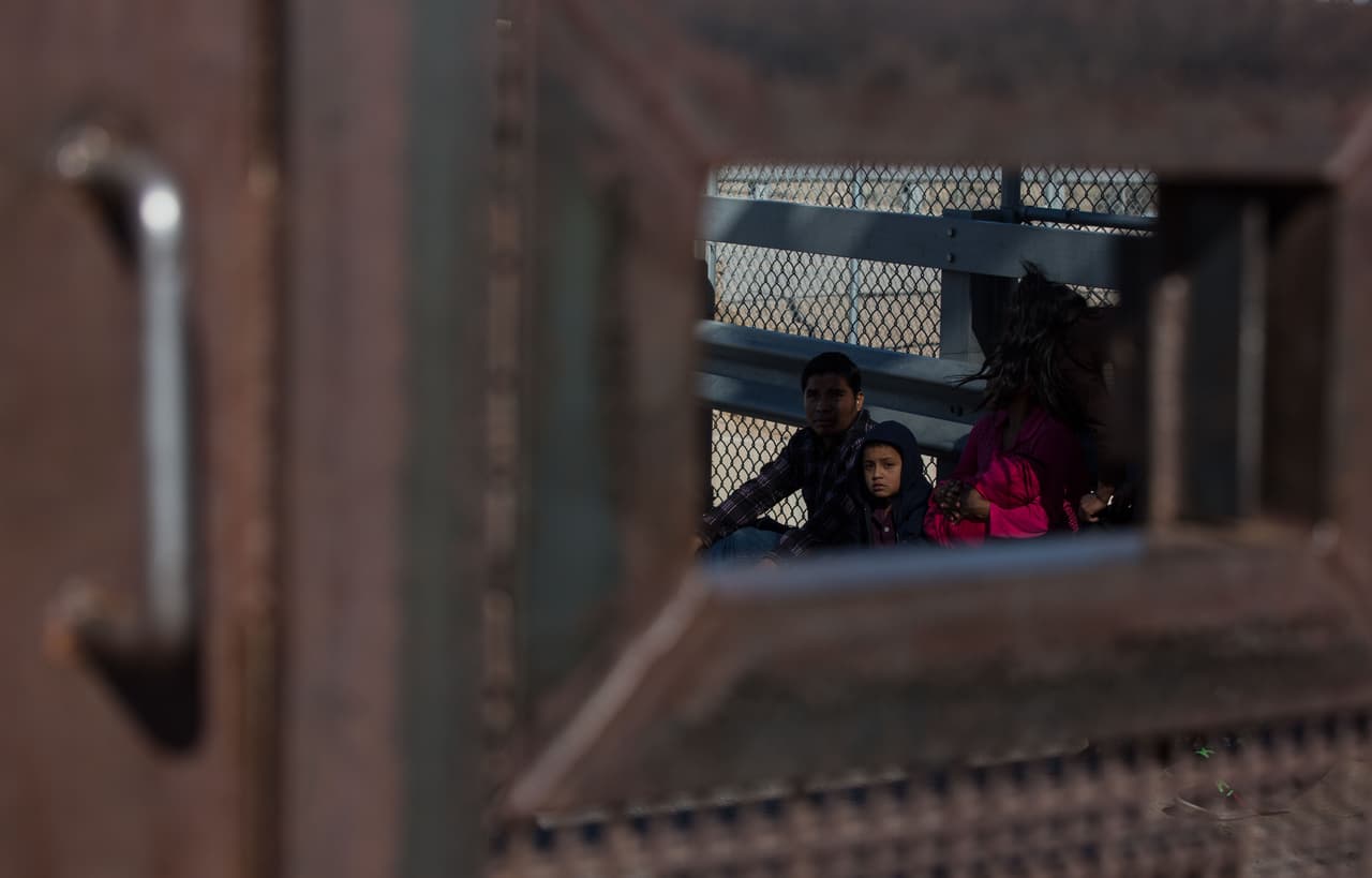 Una vez que los migrantes centroamericanos se entregan a la Patrulla Fronteriza son interrogados sobre su identidad. Este lunes, uno de los agentes aseguró que un joven había falsificado un acta de nacimiento para disminuir su edad a 17 años y ser tratado como menor.