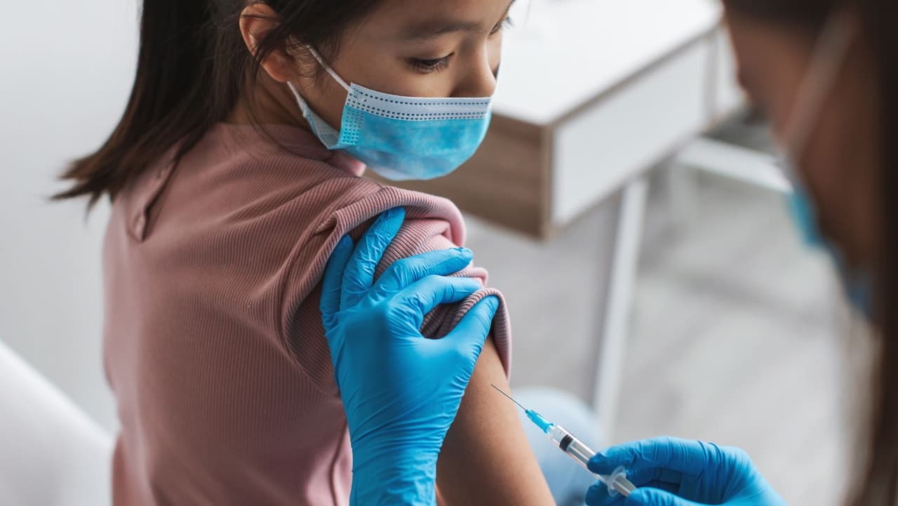 <b>¿Puede un niño pequeño recibir una vacuna contra el COVID y otras vacunas al mismo tiempo? </b>Ahora mismo no. Las interacciones con otros tipos de vacunas no se han probado completamente, por lo que la vacuna COVID debe administrarse por separado.
<br>