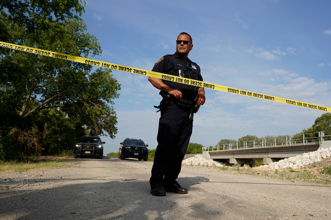 El gobernador texano además, anunció un plan para disminuir el tráfico de personas a través de camiones de carga, que incluirá más 
<a href="https://www.univision.com/local/austin-kakw/texas-puntos-revision-camiones-autopistas-muertes-inmigrantes-san-antonio">puntos de revisión </a>q ue serán manejados por el Departamento de Seguridad Pública.