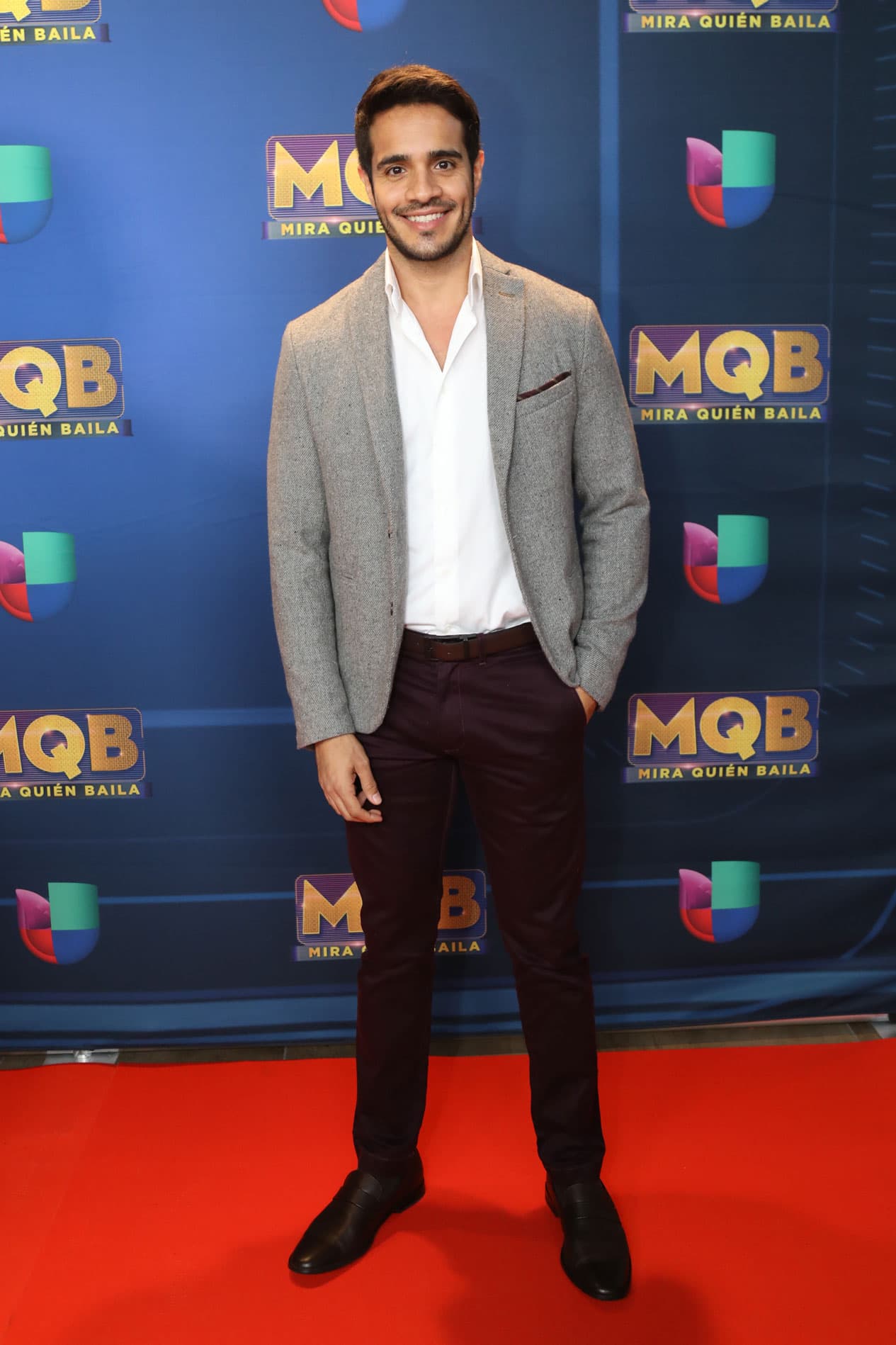 Le siguió el actor, cantante y pintor Éktor Rivera, quien lució un atuendo casual para cenar con las estrellas.