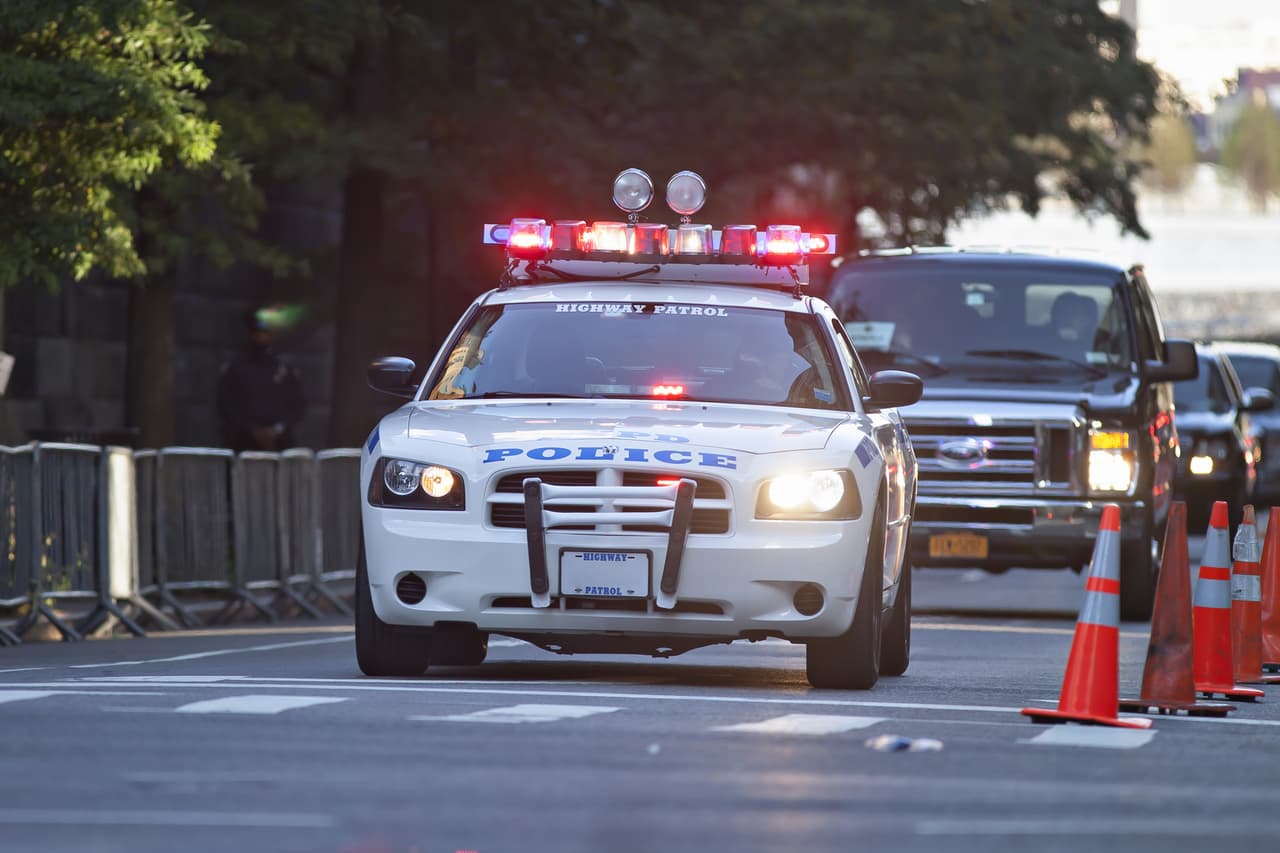 La policía interrumpió una boda de cerca de 300 personas en Queens.