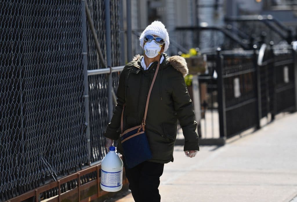 <b>El año de la lejía. </b>Otro de los fenómenos de la pandemia es la compra masiva de lejía y productos similares. Los CDC vuelven a advertir de que ese uso excesivo ha provocado daños como quemaduras e intoxicaciones y señalan que, si no hay ningún contagiado de covid, con la limpieza habitual con detergente es suficiente.
<br>