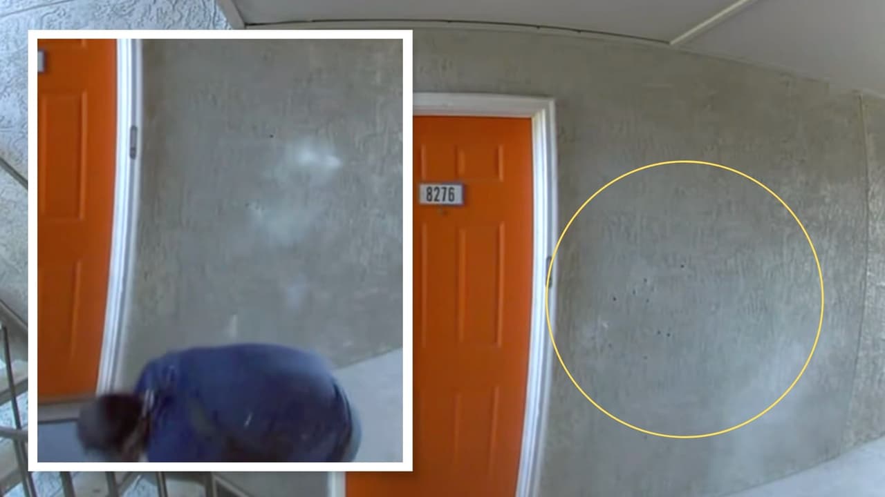 Al menos 12 impactos de bala se observan en la pared frente a la puerta del departamento de Ethan Rodríguez.