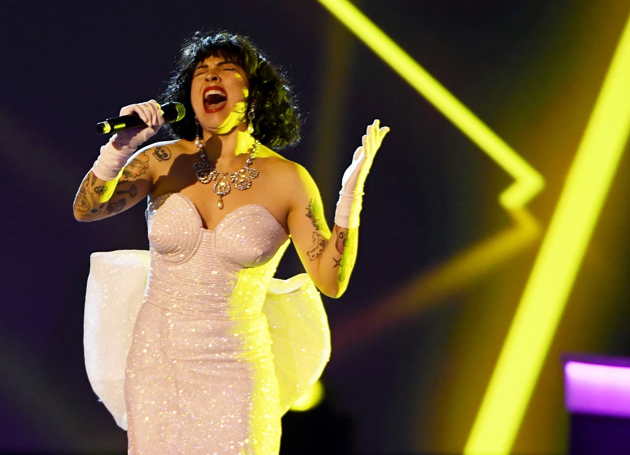 La noche del miércoles, Mon Laferte había participado en el homenaje a Juanes por Persona del Año. En su cuenta de Instagram, la chilena había escrito "Felicidades querido amigo 
<a href="https://www.instagram.com/juanes/">@juanes</a> por tu merecido homenaje 
<a href="https://www.instagram.com/explore/tags/personadela%C3%B1o/">#personadelaño</a> te quiero mucho, canté con todo mi ❤️ para ti. 
<a href="https://www.instagram.com/latingrammys/">@latingrammys</a> 
<a href="https://www.instagram.com/explore/tags/latingrammys/">#latingrammys</a>
<a href="https://www.instagram.com/explore/tags/20a%C3%B1osdeexelencia/">#20AñosDeExelencia".</a>