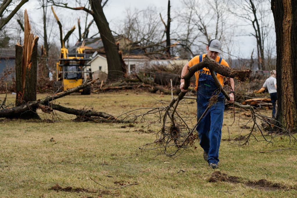 Un voluntario retira las ramas caídas por una tormenta que provocó un tornado el día anterior, en Union City, Michigan, el sábado 7 de marzo de 2026.