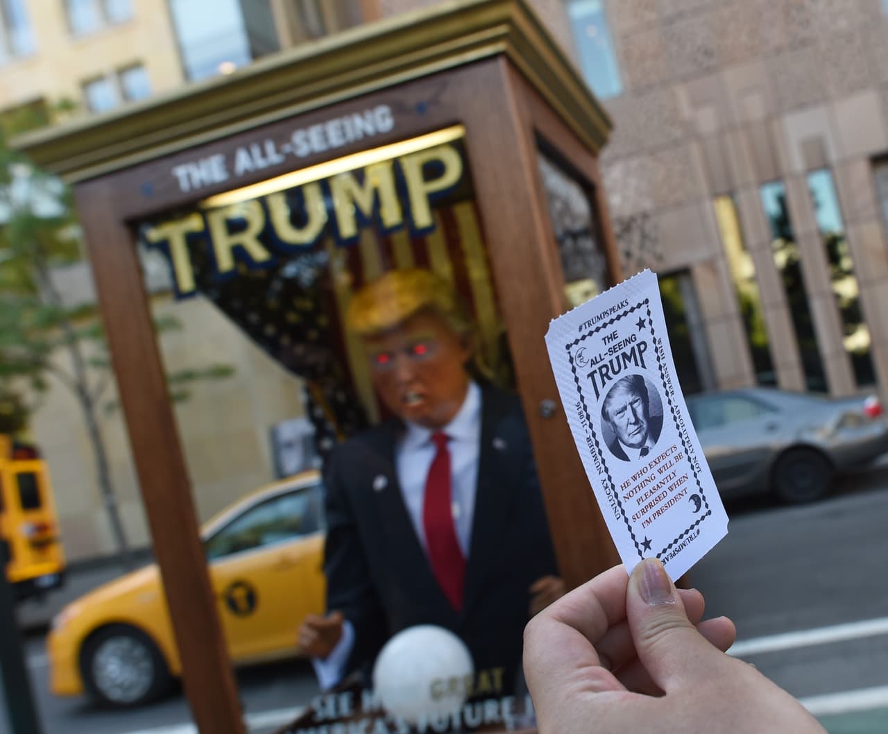 "Quienes nada esperan, serán sorprendidos de una forma agradable cuando gane la presidencia", advierte esta carta premonitoria con la foto de Donald Trump.