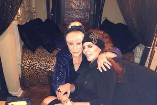 No cabe duda que este par de guapas son madre e hija, tienen los mismos gustos para vestir.