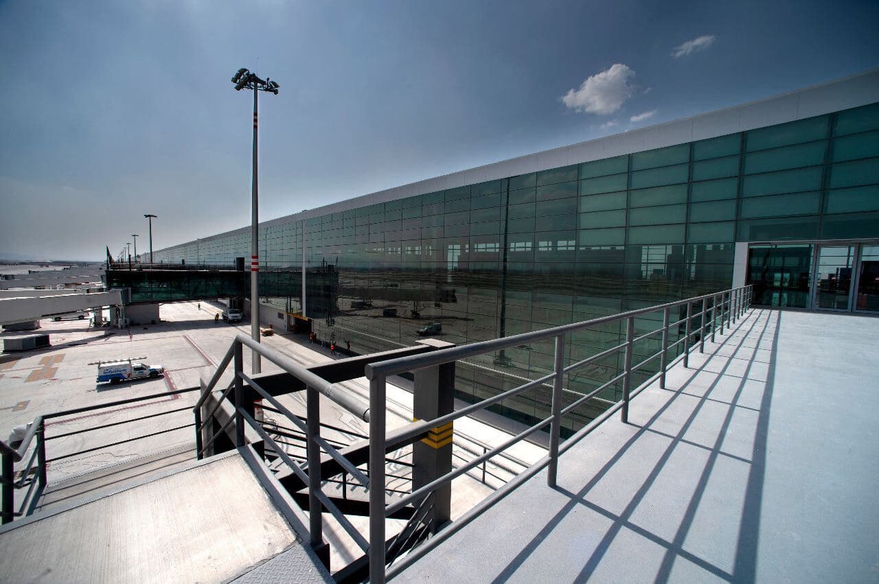 El nuevo aeropuerto, que es una base militar ampliada, fue construido
<a href="https://www.univision.com/noticias/america-latina/lopez-obrador-anuncia-la-cancelacion-del-millonario-proyecto-para-un-nuevo-aeropuerto-en-mexico">después de que López Obrador decidiera cancelar la obra</a> que había puesto en marcha su predecesor, Enrique Peña Nieto, con un costo de 4,000 millones de dólares al erario. El presidente mexicano asegura que la decisión representó un ahorro de costos debido a que la anterior obra estaba proyectada sobre suelo pantanoso, lo que podría haber requerido miles de millones en mantenimiento.