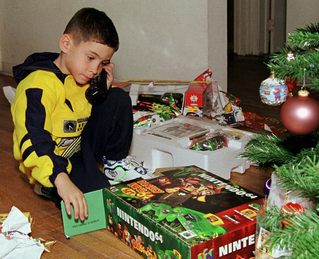 El niño, que acababa de perder a su madre en el naufragio, habla con su padre que está en Cuba, el día de Navidad de 1999.