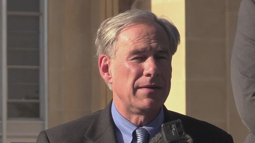 El gobernador de Texas, 
<a href="https://www.univision.com/temas/greg-abbott">Greg Abbott</a>, señaló que la administración Biden debe dejar de usar las instalaciones del 
<a href="https://www.univision.com/local/san-antonio-kwex/menores-inmigrantes-no-acompanados-albergados-coliseo-freeman-san-antonio-fotos">Coliseo Freeman</a> inmediatamente debido a reportes de abuso sexual, mala alimentación, falta de personal y menores con 
<a href="https://www.univision.com/temas/coronavirus">coronavirus</a>.