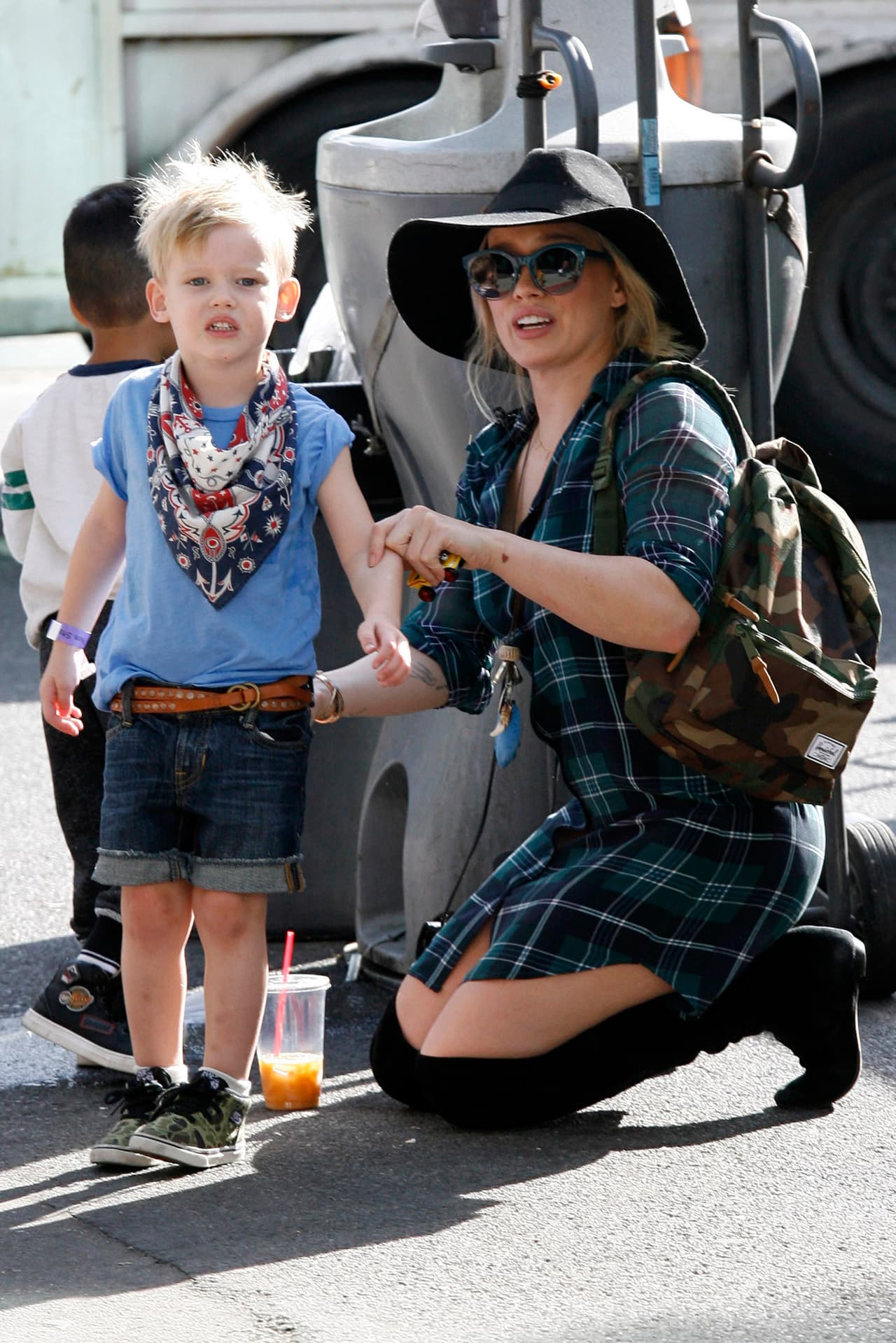 Hilary siempre aprovecha sus momentos de descanso con su pequeño disfrutando al aire libre.