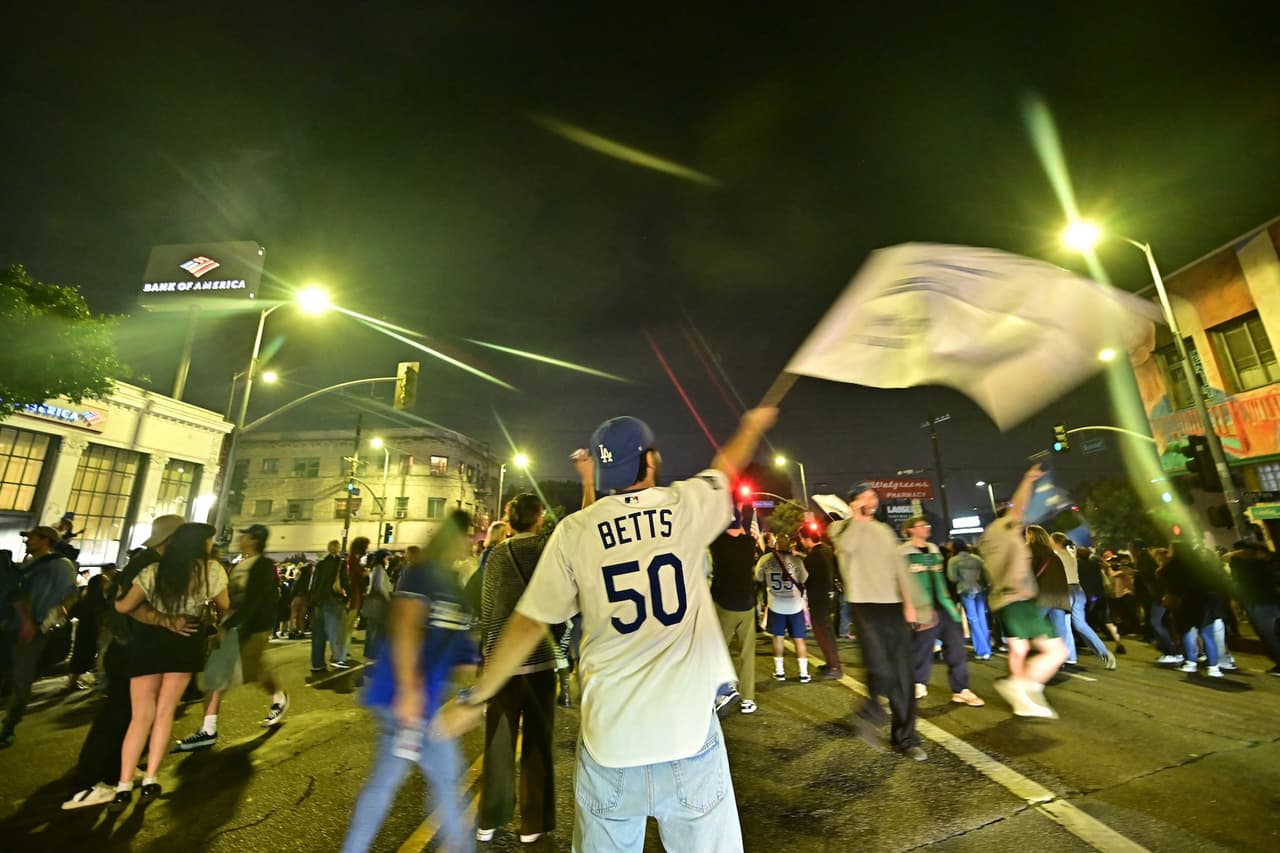 Los Ángeles vivió una noche de euforia y tensión luego de que los
<a href="https://www.univision.com/local/los-angeles-kmex/dodgers-campeon-serie-mundial-2025-vencen-blue-jays-juego-7">Dodgers conquistaran</a> su
<b> segundo título consecutivo de la Serie Mundial.</b>