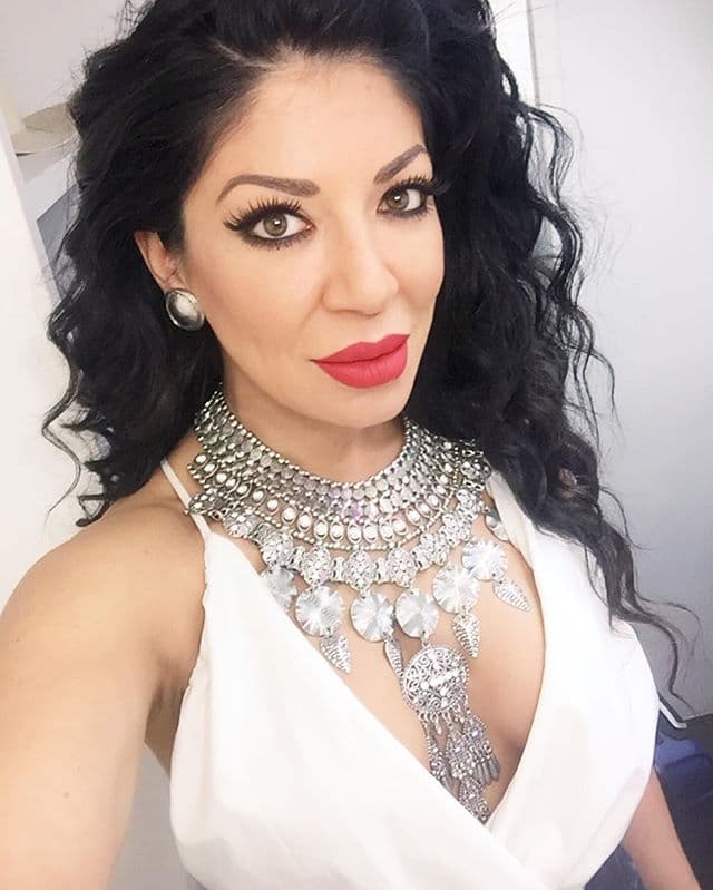 Vicky Terrazas opta por un outfit sencillo, pero el toque bright lo añade con un vistoso collar.