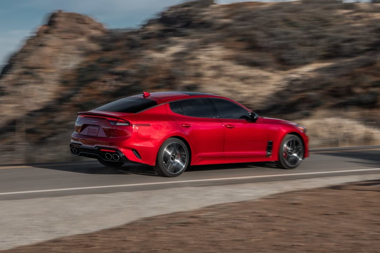 En cuanto a economía de combustible, el Stinger de tracción posterior registra un consumo de 22 mpg en ciudad, 32 mpg en carretera y 25 mpg en trayecto combinado, mientras que la de tracción integral entrega 21 mpg en ciudad, 29 mpg en carretera y 24 mpg en trayecto combinado.