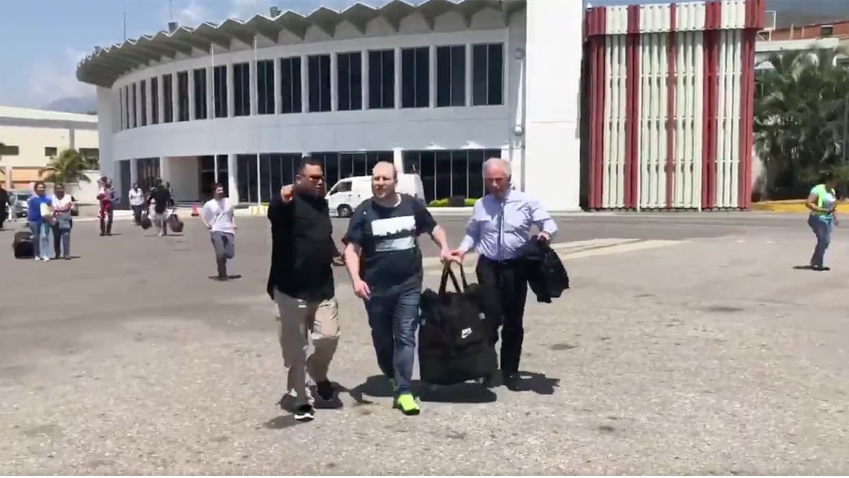 Según la familia de Caleño, el fusil AK-47 y la granada encontrados en un armario fueron colocados por el propio escuadrón que los detuvo.