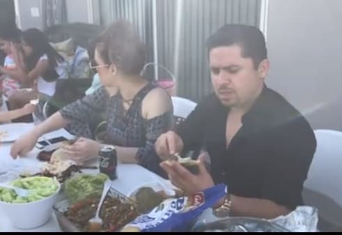 La tostada o el taco consiste en poner una cama de guacamole, luego pico de gallo con nopalitos picados y encima de todo un buen trozo de cecina o carne asada, sin faltar su buena salsita.