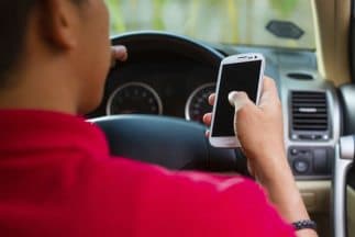 La medida de tránsito pretende concientizar sobre los riesgos de atender dispositivos electrónicos mientras manejas.