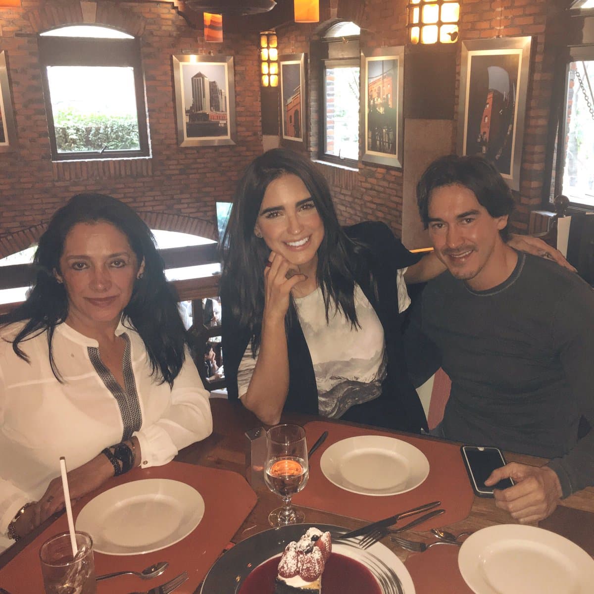 La relación entre ellos desde un inicio transcurrió de una manera inimaginable, casi como un cuento de hadas, pero fue a principios del 2016 cuando la revista '
<b><a href="http://www.tvnotas.com.mx/">TVNotas</a></b>' difundió un audio en el que se escucha a 
<b>Fernando</b> acusar a 
<b><a href="http://www.univision.com/temas/barbara-de-regil">Bárbara</a></b> de infidelidad.