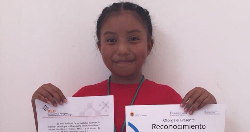 Una niña mexicana gana un premio de ciencia nuclear por crear un calentador solar de agua 