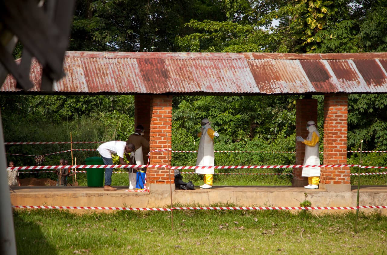 Entre 2014 y 2016, durante 
<a href="https://www.univision.com/noticias/noticias-del-mundo/la-oms-declara-al-ebola-una-amenaza-de-salud-publica-mundial">una de las epidemias más agresivas de la historia</a>, que comenzó en África Occidental, el letal virus se cobró al menos 11,310 vidas y puso en entredicho la capacidad de respuesta de la Organización Mundial de la Salud que esta vez no ha demorado en emprender acciones, entre ellas instalar centros de atención como el que aparece en esta foto. 
<br>
<br>