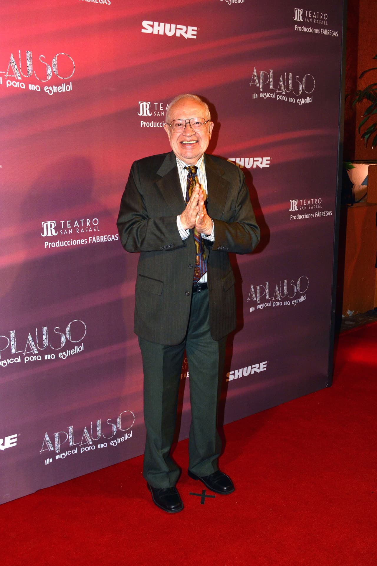 "El guion y los actores ya están listos. 
<b>Se dirán todas las cosas que me han pasado</b>, así como los tropiezos que he tenido", adelantó el padre de 
<b><a href="https://www.univision.com/shows/inseparables/perdio-peso-y-comenzo-un-nuevo-estilo-de-vida-lalo-manzano-y-su-sorprendente-cambio-fotos" target="_blank">Lalo Manzano</a></b>, quien participa en 
<b><a href="https://www.univision.com/shows/inseparables" target="_blank">Inseparables</a></b> de Univision.