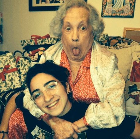 Emily Estefan y Gloria Fajardo, un dúo que se aseguró de hacer sentir alegría y ternura a quienes les seguían.