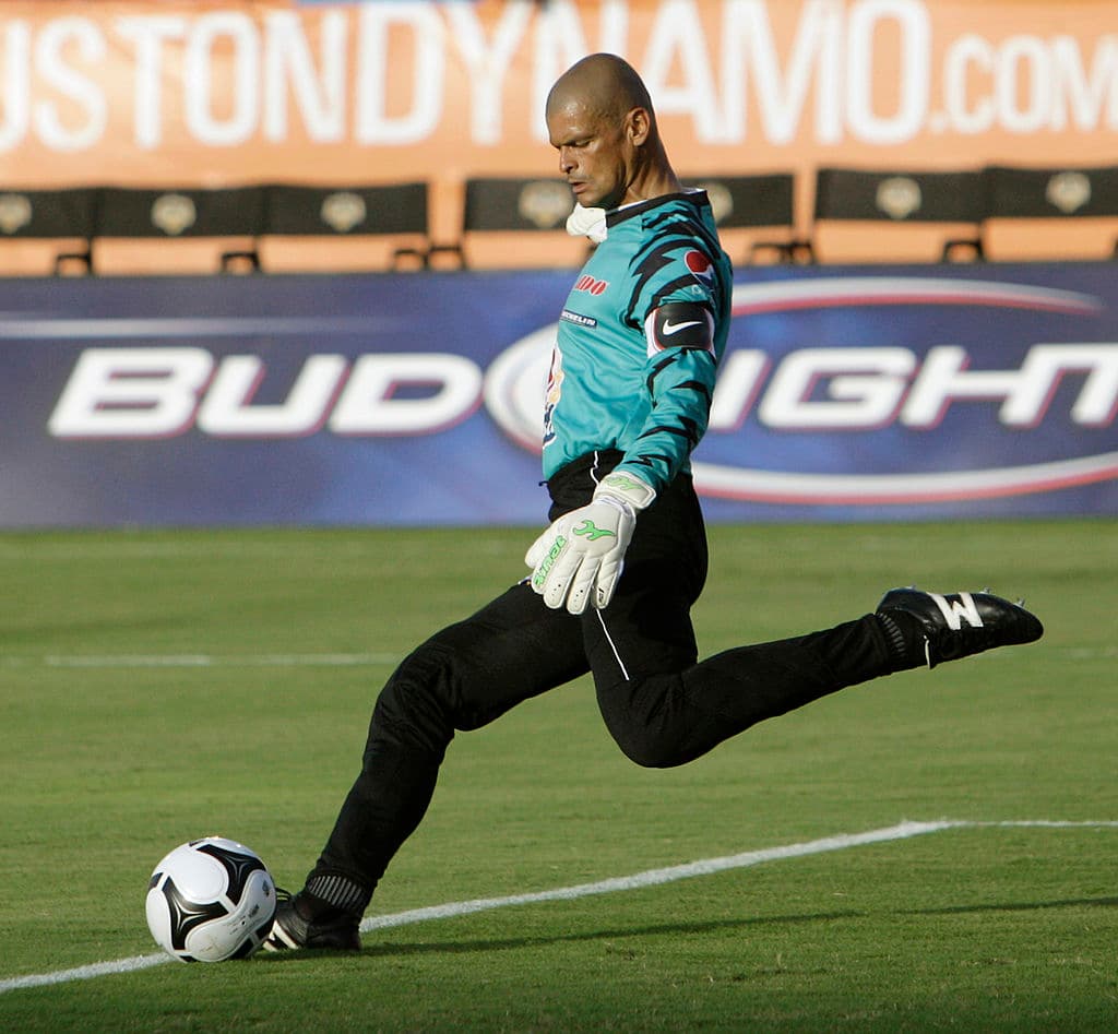 Jugó 24 años a un nivel muy alto. Debutó, a los 15 años, con el Sporting de Barranquilla, donde estuvo de 1987 a 1992.