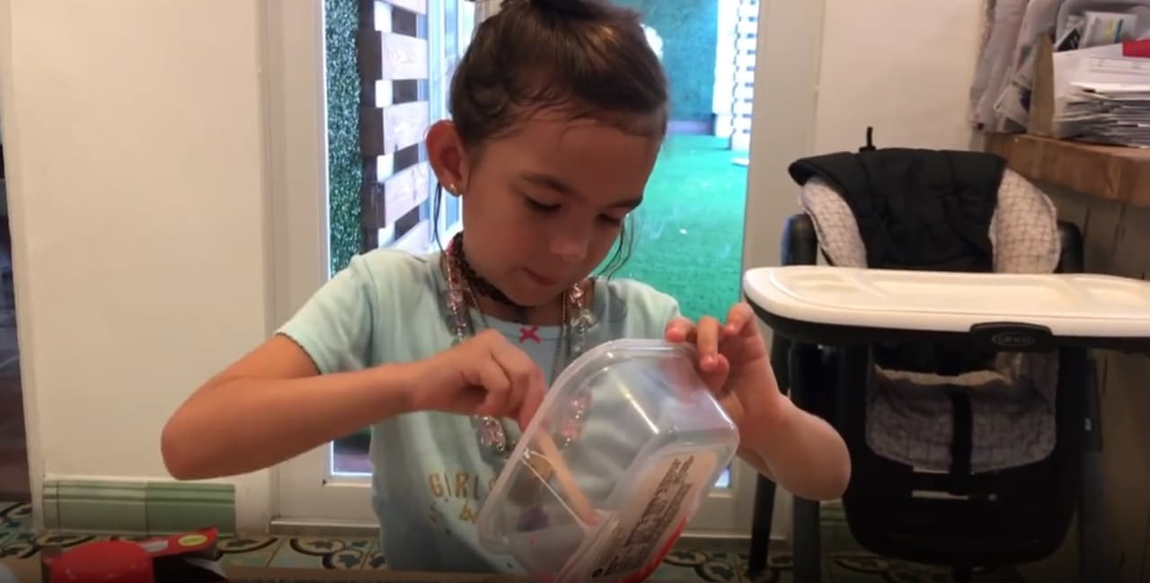 Este año, todo es fuera de lo convencional, pero, más que nunca, tienen la oportunidad de realizar experimentos y actividades didácticas con sus papás. Como en esta ocasión en la que Michelle le enseñó a Alan a hacer 'slime'.