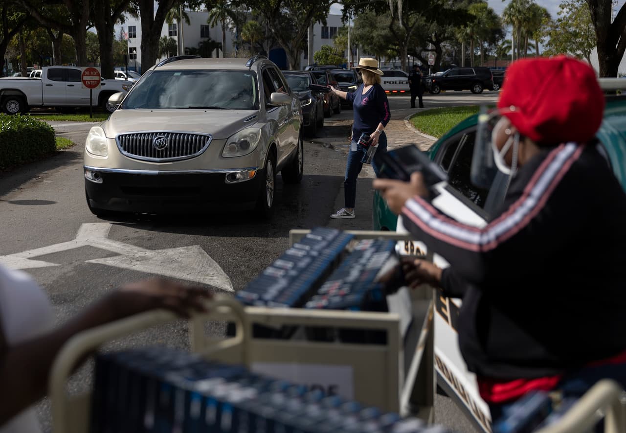Expertos recomiendan evitar reuniones de Año Nuevo si existe riesgo de exposición al covid-19.
<br>