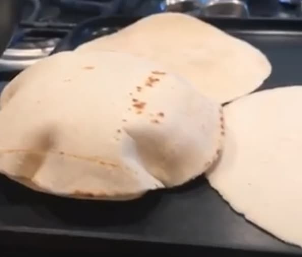 Pero cuando algunas de las tortillas comenzaron a inflarse, señal de que estaban bien elaboradas y casi listas, el cantante de regional mexicano se espantó.