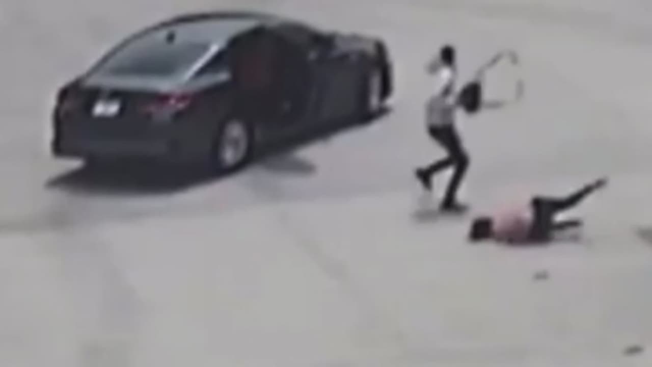 El 29 de abril, la víctima salió de un banco donde había retirado sus ahorros y sin darse cuenta fue perseguida por delincuentes que se movilizaban en dos autos. Tras llegar a un estacionamiento de un restaurante, fue abordada y asaltada. "Le doy gracias a Dios porque se llevaron el dinero, me lastimaron, pero me dejaron viva", dice. La policía cree que eran en total ocho criminales.