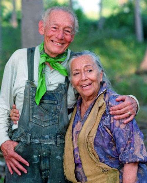 ¿Los reconoces? Claro, son los tiernos abuelos de la inocente 'Marimar' (
<b><a href="http://www.univision.com/temas/thalia">Thalía</a></b>), ellos cuidaban de su soñadora nieta a la orilla del mar. 'Papá Pancho' y 'Mamá Cruz', se volvieron los abuelos más emblemáticos de la televisión gracias a esta historia.