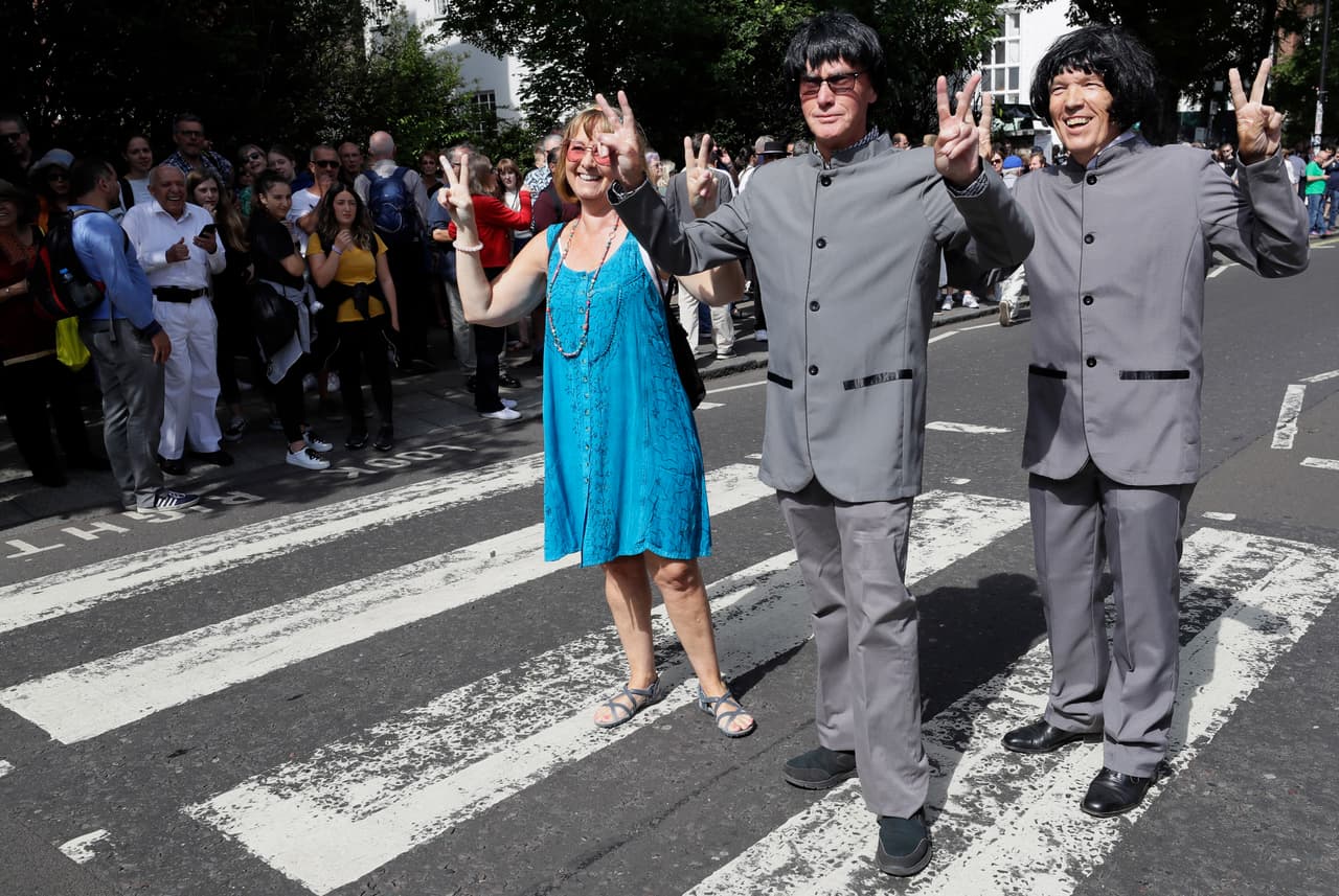 El lugar sigue siendo "un sitio de perenigraje" para los fanáticos de The Beatles en todo el mundo. "Todos los días a toda hora hay fans cruzando la calle", aseguró el guía turístico especializado en la banda de rock, encargado de utilizar la conmemoración de esta semana. "He visto a todo tipo de personas tomándose fotos allí: desde parejas tomándose sus fotos de boda hasta gente incluso cruzando desnuda", dijo.