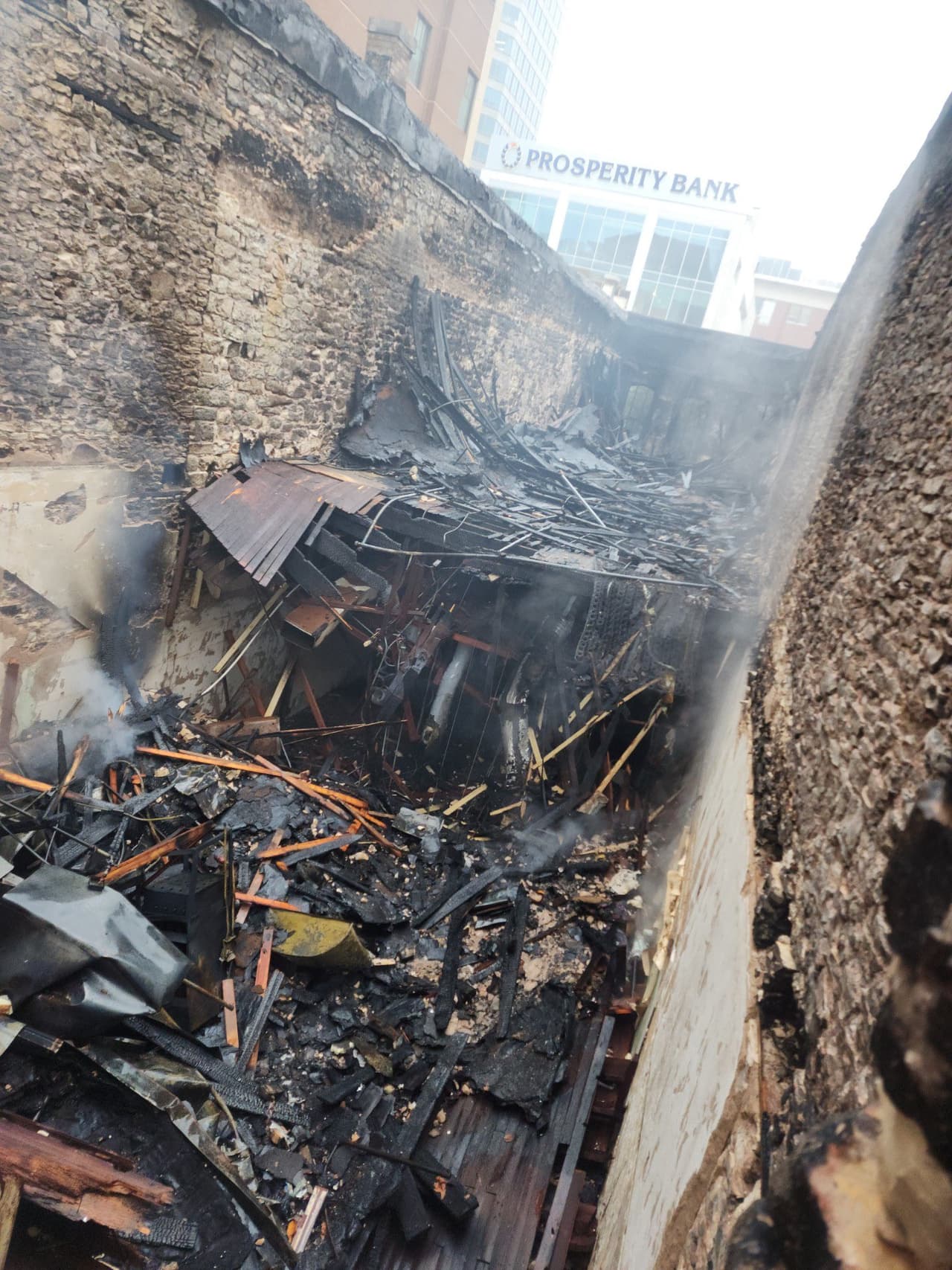 Escena luego de apagar el incendio que se sostuvo durante toda la noche.