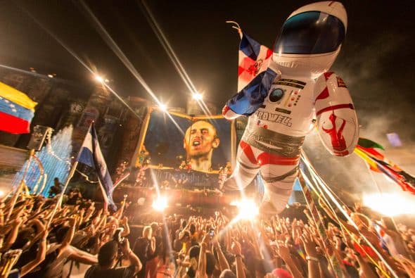 Se acerca el verano y muchos se preparan para los grandes festivales musicales de la temporada. En California, Coachella domina la taquilla, pero 'The Tomorrow World Electronic Music' parece ser una fuerte competidor. Te compartimos algunas fotos del festival de música electrónica durante su última edición en Chattahoochee Hills. La fiesta reunió a los mejores Dj’s y atrajo público de cada rincón del planeta. ¿Crees que este festival sea mejor que el del Valle de Indio?