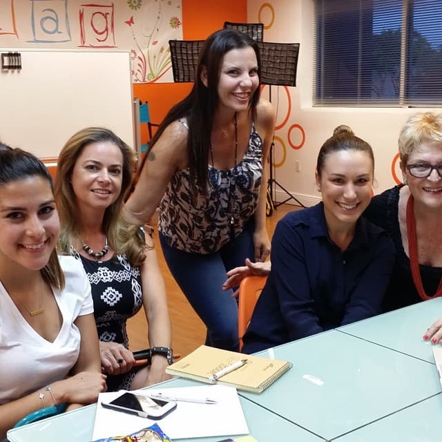 Ya ellas la conocen y sin embargo le temen. Laura Moro es la profesora de dicción más estricta. Sabe con qué vienen las chicas y no aceptará excusas.