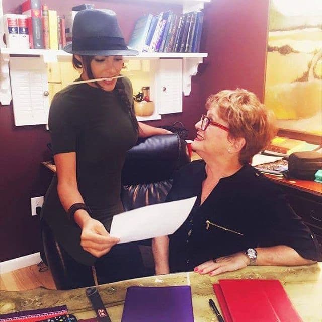 Ya ellas la conocen y sin embargo le temen. Laura Moro es la profesora de dicción más estricta. Sabe con qué vienen las chicas y no aceptará excusas.