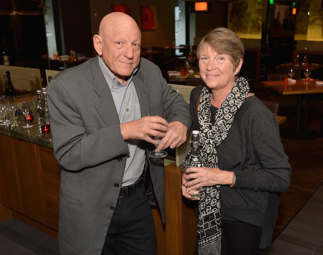 <h3 class="cms-H3-H3">14. La familia Pritzker</h3>
<br>
<br>Su viaje comenzó con A.N. Pritzker, cuando decidió invertir en bienes raíces y empresas mientras trabajaba en el bufete de abogados de su padre. En algún momento, dejó la empresa para concentrarse en sus inversiones. Eventualmente, la familia descubrió una forma de proteger las inversiones de A.N. de los impuestos a través de una red de fideicomisos. 
<br>
<br>Para 1999, 
<b>la familia había construido un imperio de más de 200 empresas, con un valor de 33,700 millones de dólares</b>. En la imagen, Nicholas Pritzker, CEO de la cadena de hoteles Hyatt y la filántropa Susan Pritzker. 
<br>