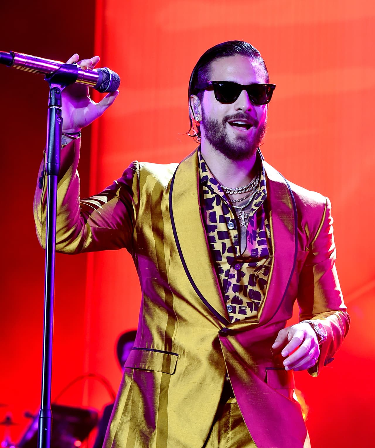 El cantante es un gran aficionado de la marca Ray Ban, por lo menos en esta galería integramos tres diseños distintos. Para su performance en Inglewood, California, como parte del 'F.A.M.E. Tour', utilizó este cuadrado Wayfarer Ease, de 139 dólares.