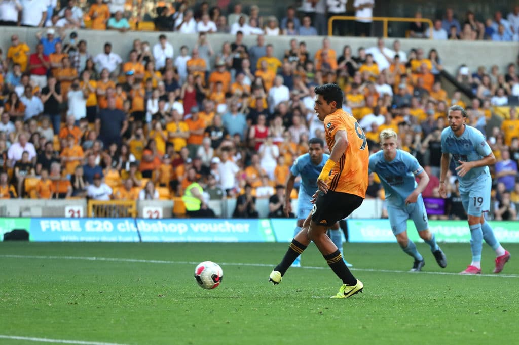 Burnley. Les marcó el gol del triunfo en la Jornada 5 en su temporada debut.