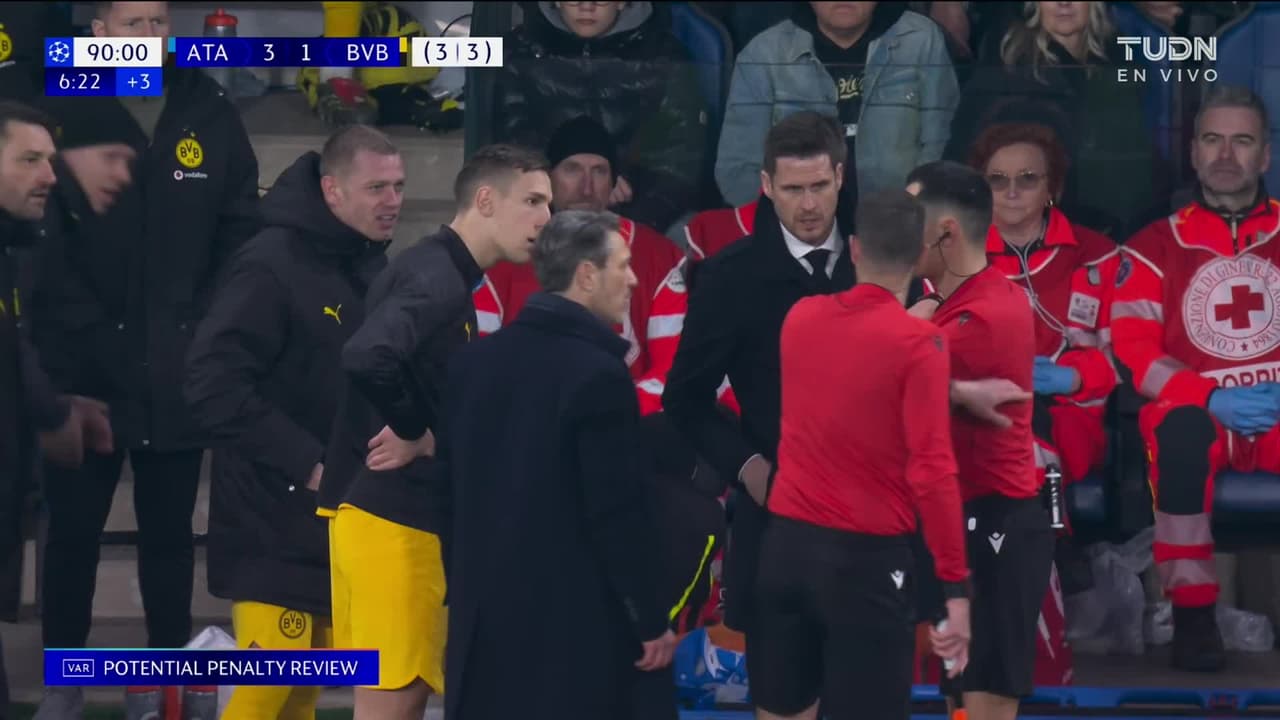 ¡Expulsión! El árbitro saca la roja directa a Nico Schlotterbeck.