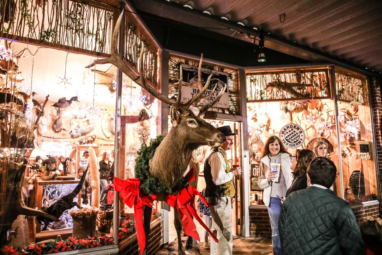 <b><a href="https://thomasvillega.com/attractions/events/victorian-christmas">Victorian Christmas (Thomasville)</a></b>. Por más de 35 años, el festival navideño victoriano anual de Thomasville ha transportado a los visitantes al pasado con su celebración navideña victoriana de principios de siglo. Esta tradición familiar celebra el pasado victoriano de la ciudad, lo que la convierte en una experiencia única en el mercado navideño de Georgia. Mientras caminas por las calles bordeadas de ladrillos del centro, asegúrate de pasar por los numerosos negocios locales abiertos hasta tarde para el festival para hacer algunas compras navideñas.